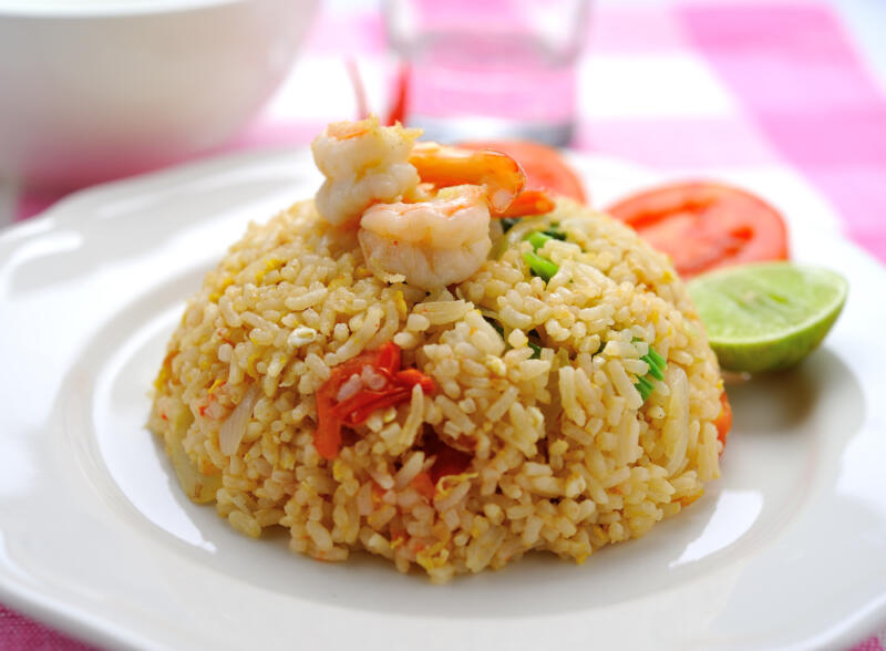 Thai fried rice with shrimp served with lemon