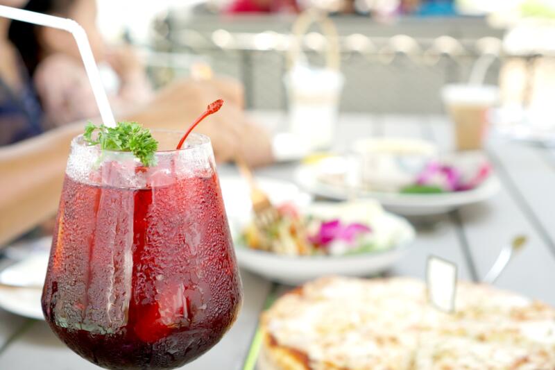 Strawberry soda and a pizza on a table